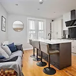 Stylish & Spacious 3 Bed Apartment With Parking