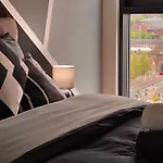 Penthouse Gem, Central, Scenic Views, Stylish, Modern, City Centre 2Br
