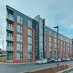 Sheffield City Apartment - Modern & Cozy