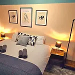 Stylish 3Br House - Private Parking, Close To Cc, Long Term Stays Available