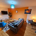 Stylish 3Br House - Private Parking, Close To Cc, Long Term Stays Available