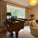 Spacious 4 Bedroom House With Garden And Parking