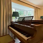 Spacious 4 Bedroom House With Garden And Parking