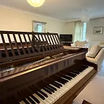 Spacious 4 Bedroom House With Garden And Parking