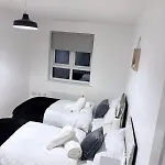 2-Bedroom 1-Bathroom Apartment Sheffield, Sleeps Up To 4, 1-Double Bed 2-Single Beds Open Plan Kitchen With Dining Area And Lounge