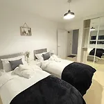 2-Bedroom 1-Bathroom Apartment Sheffield, Sleeps Up To 4, 1-Double Bed 2-Single Beds Open Plan Kitchen With Dining Area And Lounge