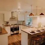 Spacious 6 Bed Lodge, Free Parking