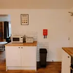 Spacious 6 Bed Lodge, Free Parking
