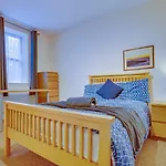 * Spacious 5Br Collegiate Crescent * Group Stay *