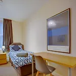 * Spacious 5Br Collegiate Crescent * Group Stay *