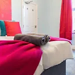 Stunning & Spacious 6Br 10 Beds 5Min To City