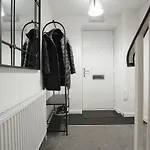 Modern 4 Bed Town-House, Free Parking