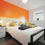 Modern 4 Bed Town-House, Free Parking