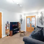 Exclusive 3-Bedroom Villa In Sheffield