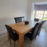 Spacious Central Home - Sleeps 7 Garden & Parking