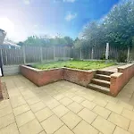 Spacious Central Home - Sleeps 7 Garden & Parking