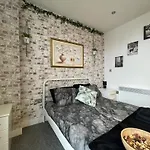 Elegant Urban 2Br Hideaway