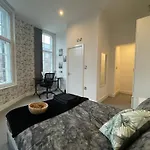 Elegant Urban 2Br Hideaway