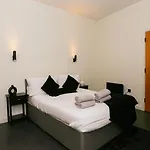 Stayzo_Nichols Building_Spacious 3-Bedroom Apartment