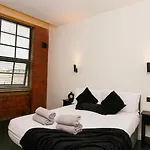 Stayzo_Nichols Building_Spacious 3-Bedroom Apartment