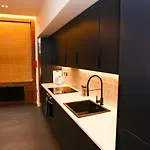 Stayzo_Nichols Building_Spacious 3-Bedroom Apartment