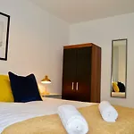 Kiwi 31 - Close To City Centre And Sleeps 4 With 2 Double Bedrooms, Spacious Work Or Leisure Apartment