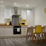 Kiwi 31 - Close To City Centre And Sleeps 4 With 2 Double Bedrooms, Spacious Work Or Leisure Apartment