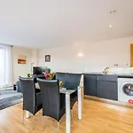 Spacious City 2 Bed, 2 Bath, Free Parking & Wifi