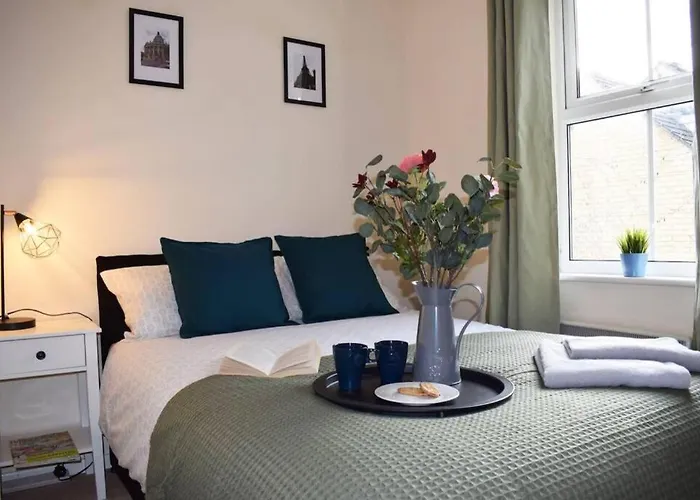 Comfortable Apartment In Sheffield With Parking