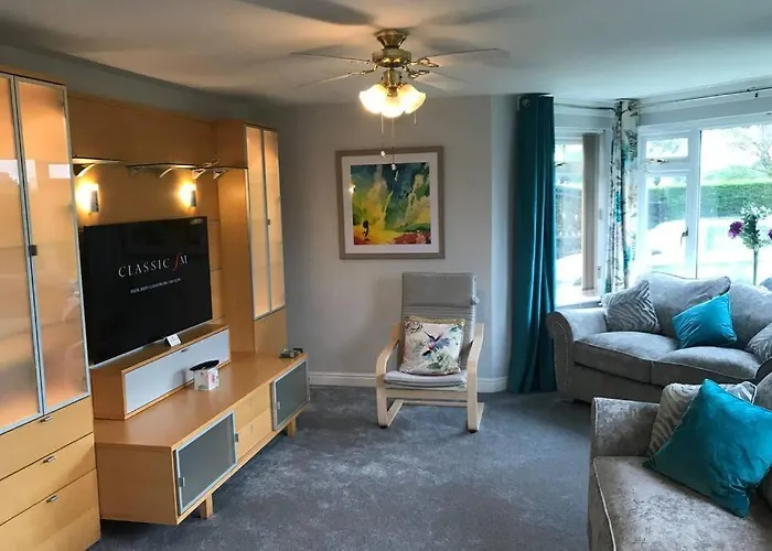 Spacious Luxury 2 Bed Flat With Sauna And Triple Garage