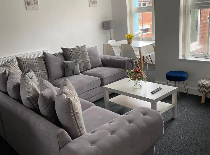 8 Bed 9 Bath Ensuite House With Hot Tub And Free Parking