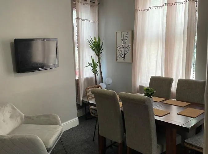 Perfect For Large Groups, Sleeps 15 Close To City Centre
