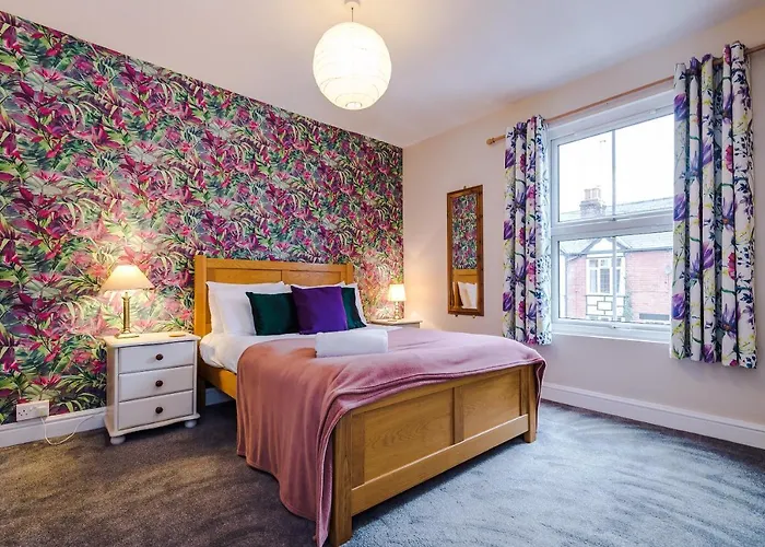 Cosy House With Garden & Parking, Sheffield