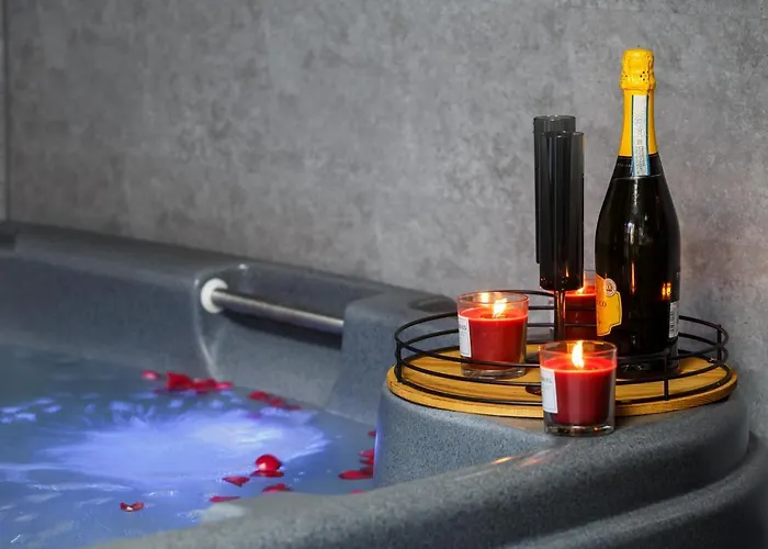 Riverside Studio With Jacuzzi!