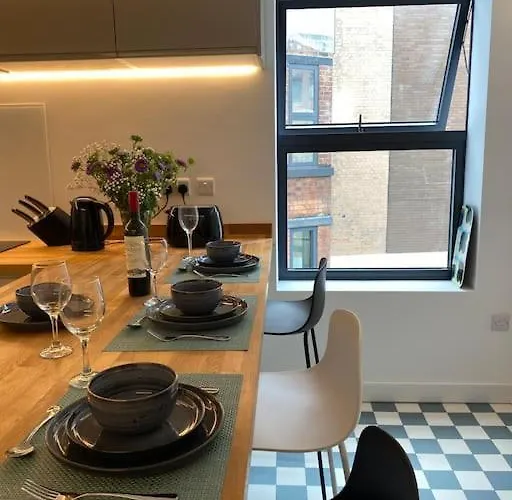 Contemporary City Centre 3 Bedroom Apartment