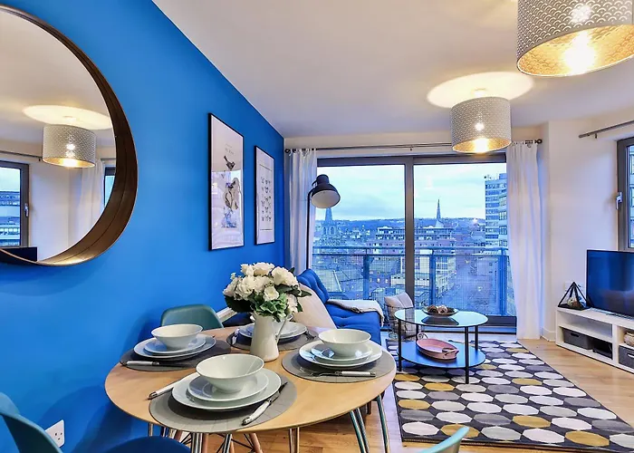 Skyview Apartment By Noknokstay - City Centre With Parking - Group, Family, Business