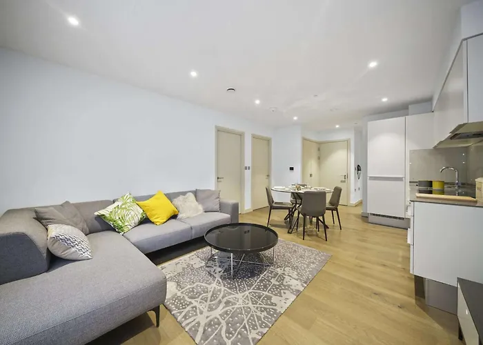 Stephs Lovely 4 Bedroom Apartment