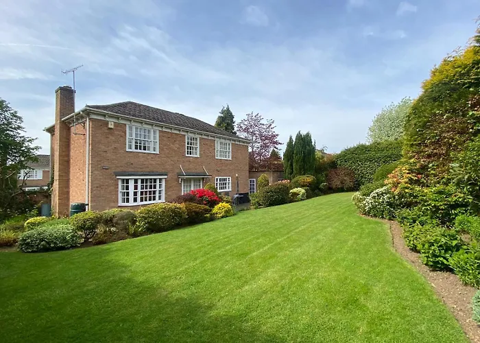 Spacious 4 Bedroom House With Garden And Parking