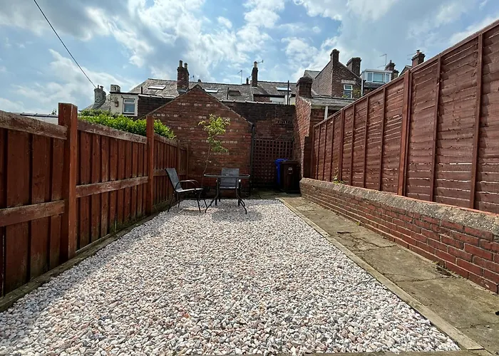 Sheffield 3-Bedroom House With Free Street Parking