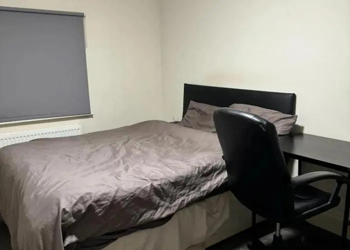 Room With Bathroom Next To Sheffield Cathedral City Centre