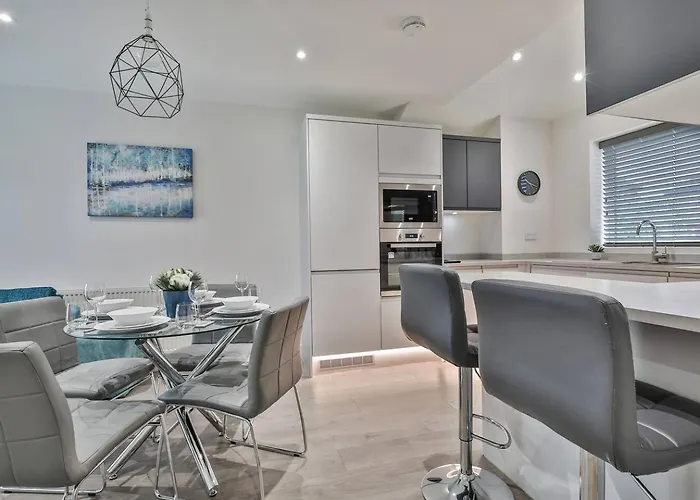 Magnificent, Renovated Whole House With Garden