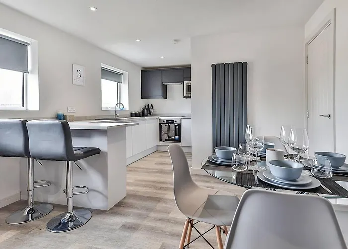 Newly Renovated 3 Bed 2 Bath Apartment & Parking