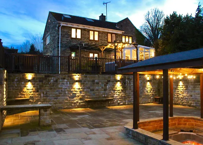 Rural Retreat With Hot Tub, Fire Pit & Games Room