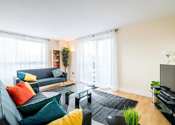 Spacious City 2 Bed, 2 Bath, Free Parking & Wifi