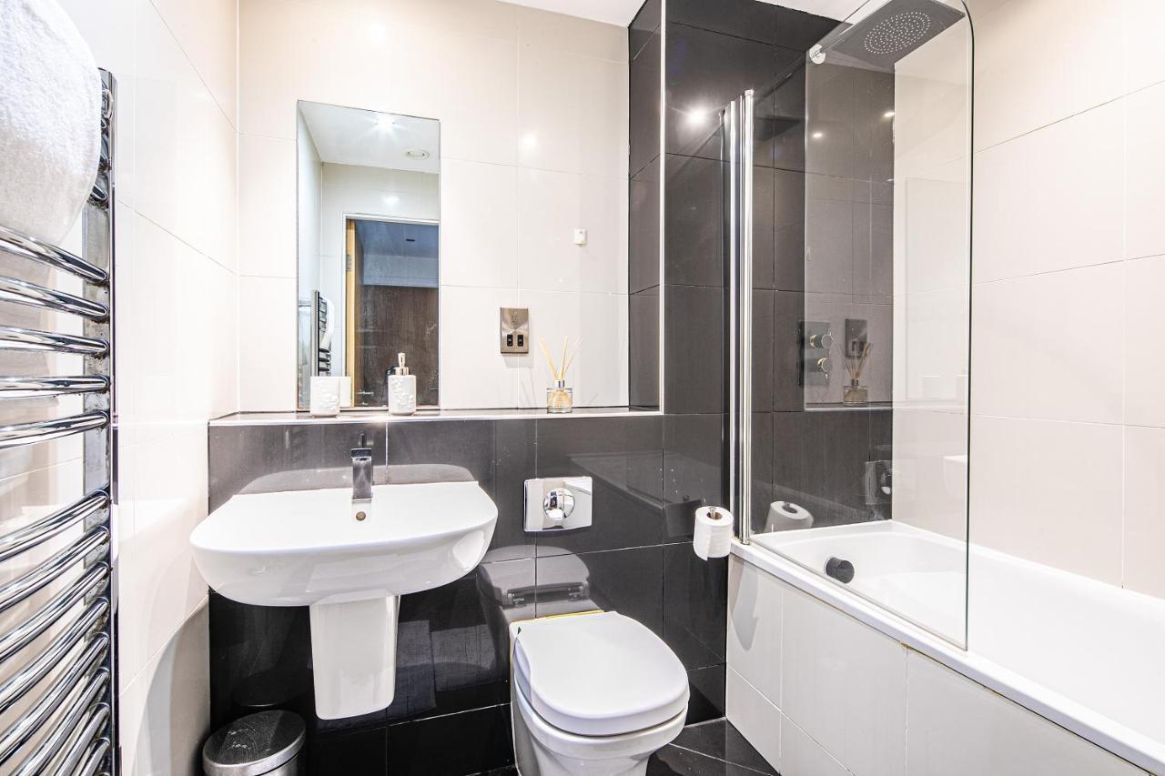 Free Parking, Iquarter Luxe 2 Bed - Available & Book Today