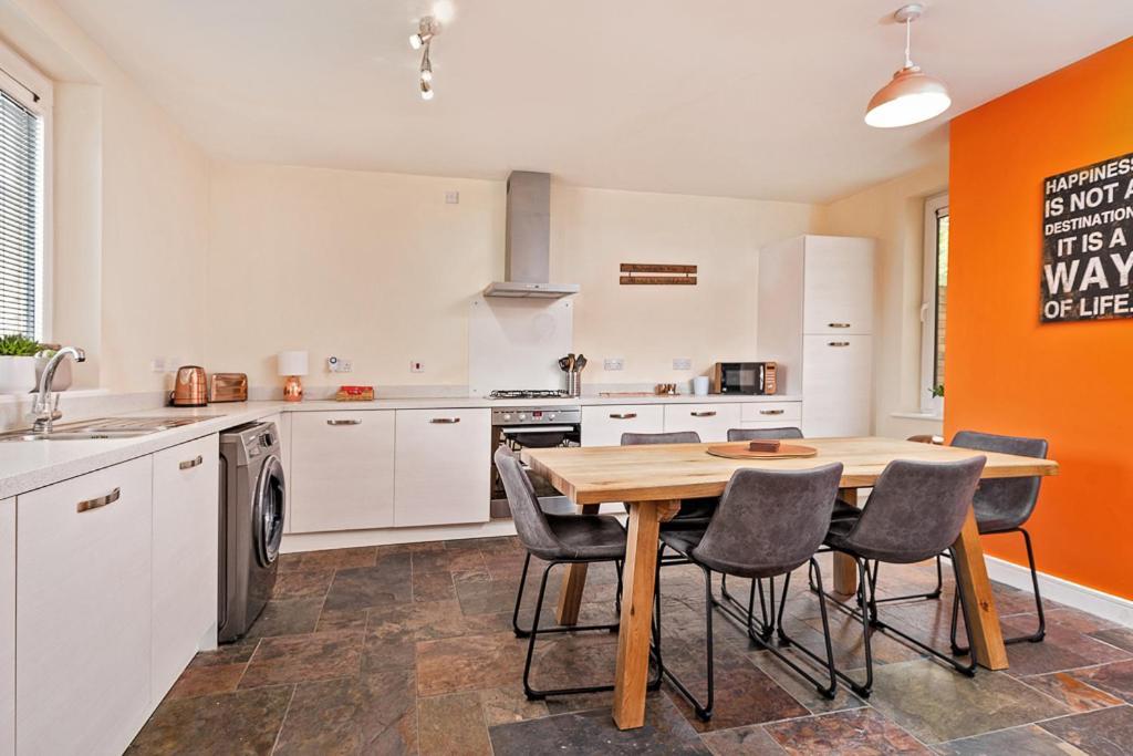 Holiday home Modern Centre House With Parking! Sleeps 6
