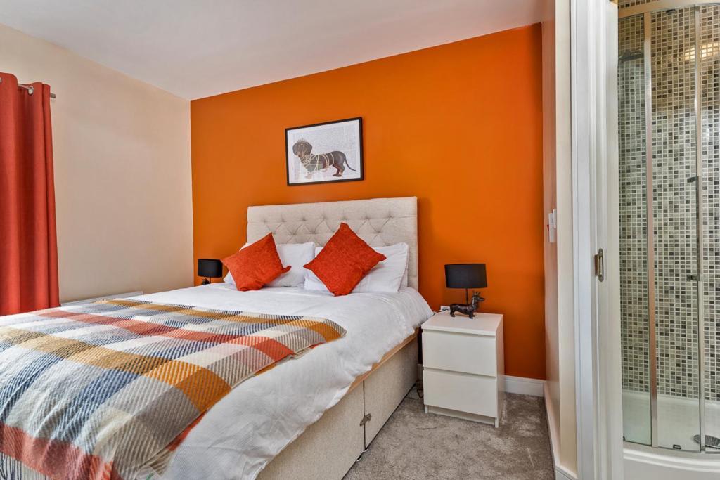 Modern Centre House With Parking! Sleeps 6 Holiday home