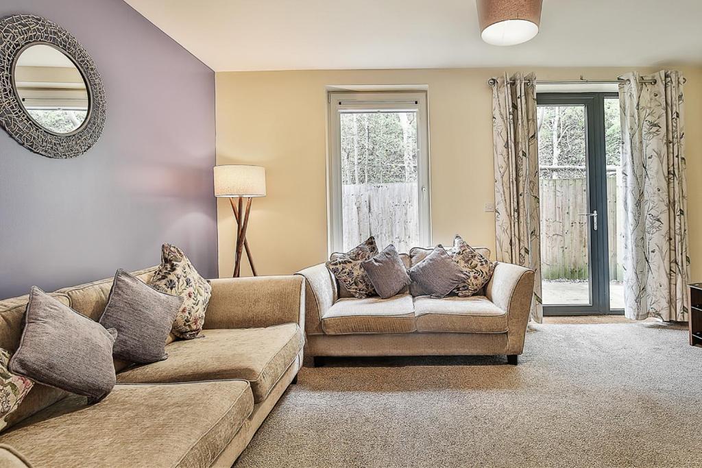 Modern Centre House With Parking! Sleeps 6 Holiday home