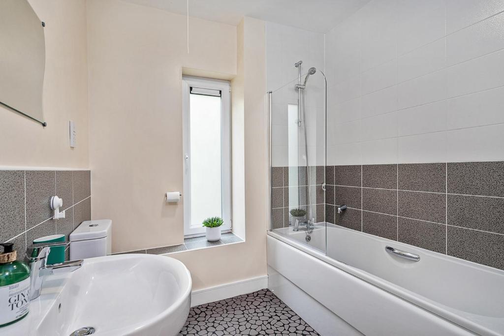 Modern Centre House With Parking! Sleeps 6 Holiday home Sheffield