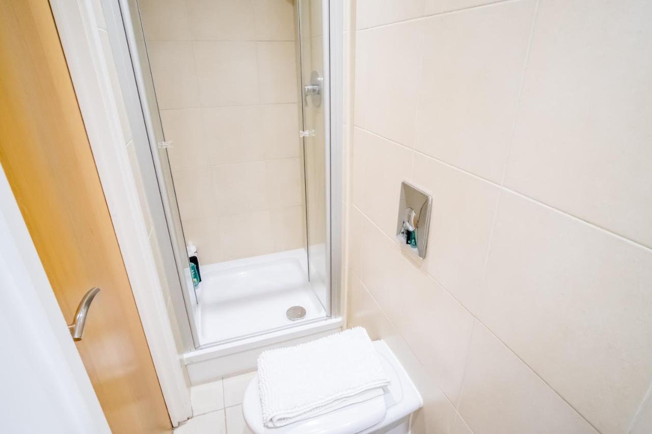 Apartamento Stylish 2 Bed, 2 Bath, Free Parking & Wifi *